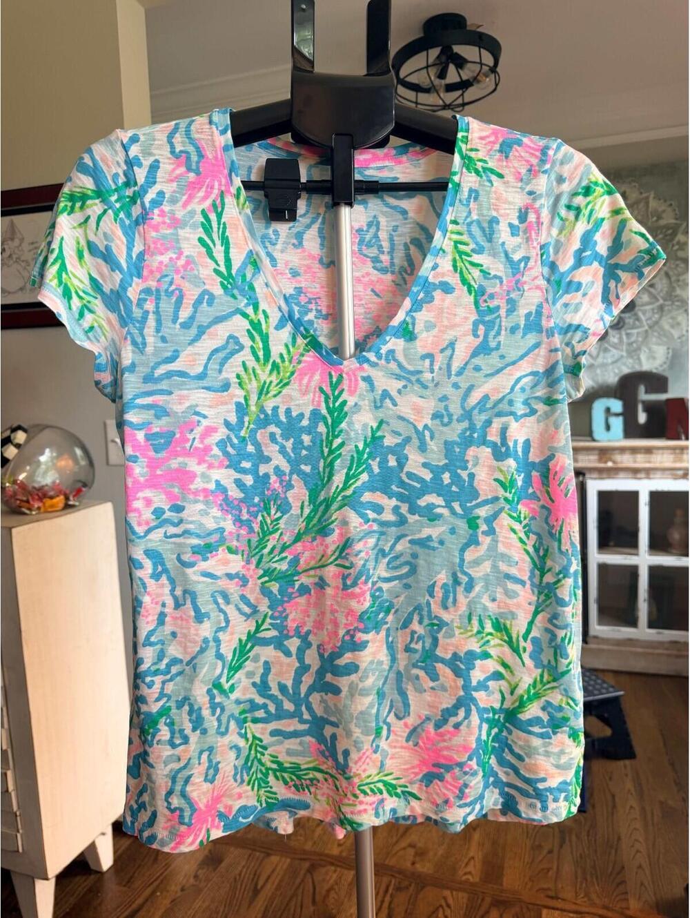 Lilly Pulitzer Etta V-Neck Cotton T-Shirt Top “Coral Bay” Women's Medium